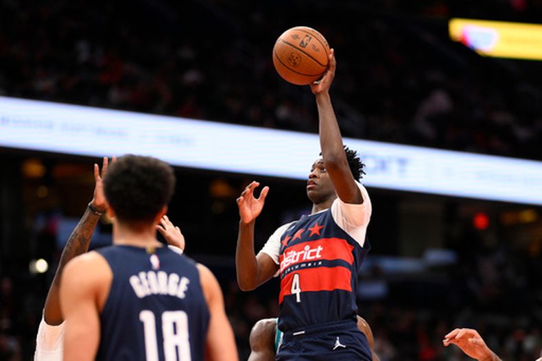 AJ Dybantsa (4), alero de los Wizards de Washington, dispara en el partido del viernes 30 de octubre de 2026 ante los Hornets de Charlotte (AP Foto/Nick Wass)