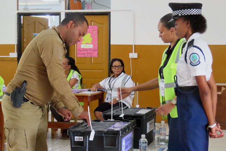 Un agente de policía deposita su voto en una escuela en Victoria, Seychelles, el 25 de septiembre de 2025. (AP Foto/Emilie Chetty)