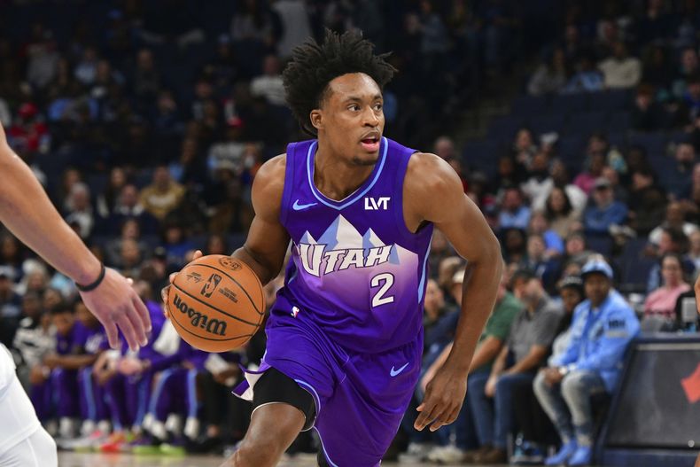ARCHIVO - El escolta del Jazz de Utah Collin Sexton (2) maneja el balón en la primera mitad de un partido de baloncesto de la NBA contra los Grizzlies de Memphis, el 25 de enero de 2025, en Memphis, Tennessee. (AP Foto/Brandon Dill, Archivo)