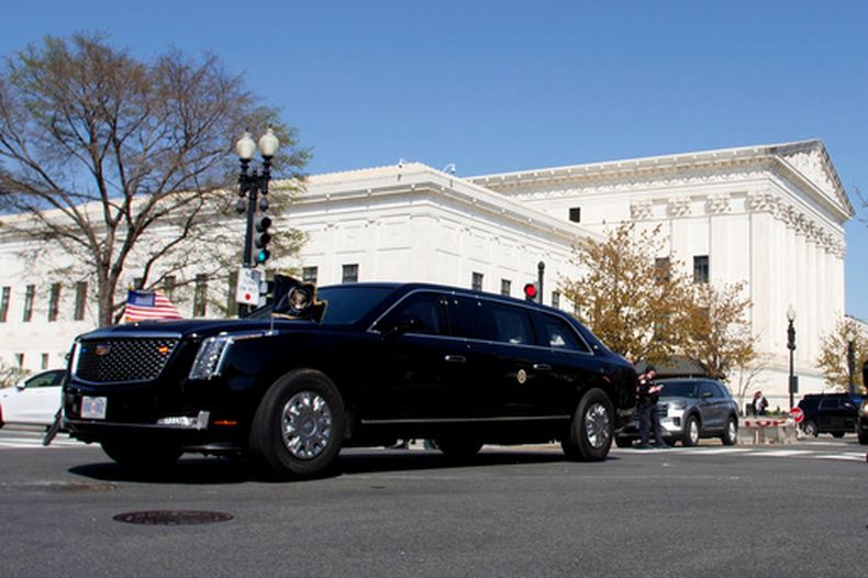 El presidente de Estados Unidos, Donald Trump, sale de la sede de la Corte Suprema, el miércoles 1 de abril de 2026, en Washington. (AP Foto/Anthony Peltier)