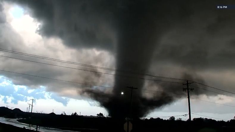 En esta imagen, tomada de un video de KWTV/KOTV, un tornado cruza una carretera en Enid, Oklahoma, el 23 de abril de 2026. (KWTV/KOTV vía AP)