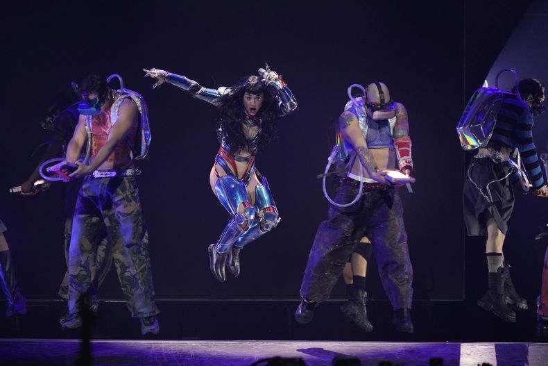 Katy Perry durante su concierto en la Arena CDMX en la Ciudad de México el miércoles 23 de abril de 2025. (Foto AP/Fernando Llano)