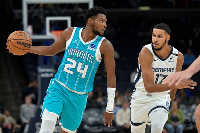El alero de los Hornets de Charlotte Brandon Miller maniobra el balón frente al alero de los Grizzlies de Memphis Khris Murphy en el encuentro de pretemporada el viernes 16 de octubre del 2026. (AP Foto/Brandon Dill)