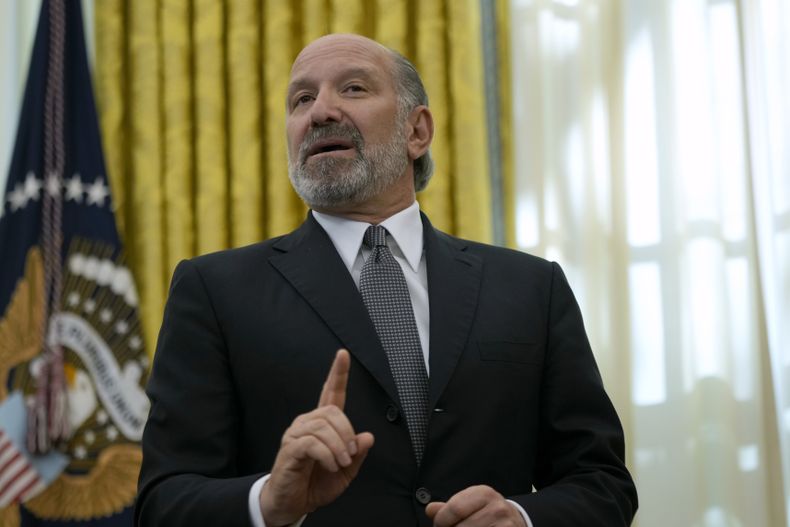 El nominado a secretario de Comercio, Howard Lutnick, habla en el Despacho Oval de la Casa Blanca, luego de que el presidente Donald Trump firmó una orden ejecutiva, el jueves 13 de febrero de 2025, en Washington. (AP Foto/Ben Curtis)