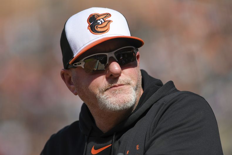 Brandon Hyde, manager de los Orioles de Baltimore, observa un juego ante los Yanquis de Nueva York, el 9 de abril de 2023 (AP Foto/Steve Ruark, archivo)