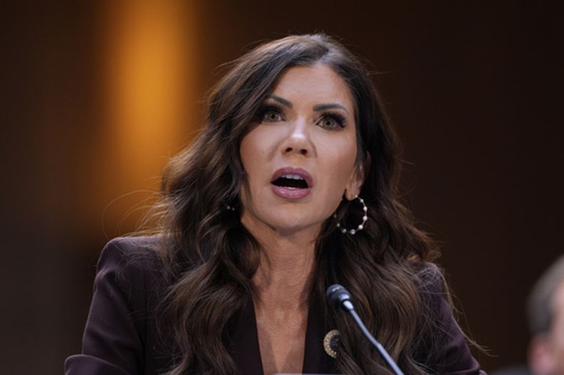 ARCHIVO – La secretaria de Seguridad Nacional de Estados Unidos, Kristi Noem, comparece en una audiencia de supervisión ante el Comité Judicial del Senado, en el Capitolio, en Washington, el 3 de marzo de 2026. (AP Foto/J. Scott Applewhite, Archivo)