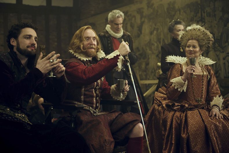 En esta imagen proporcionada por Starz, Tony Curran como el rey Jaime VI de Escocia y I de Inglaterra, centro, en una escena de Mary & George. (Sky UK/Starz via AP)
