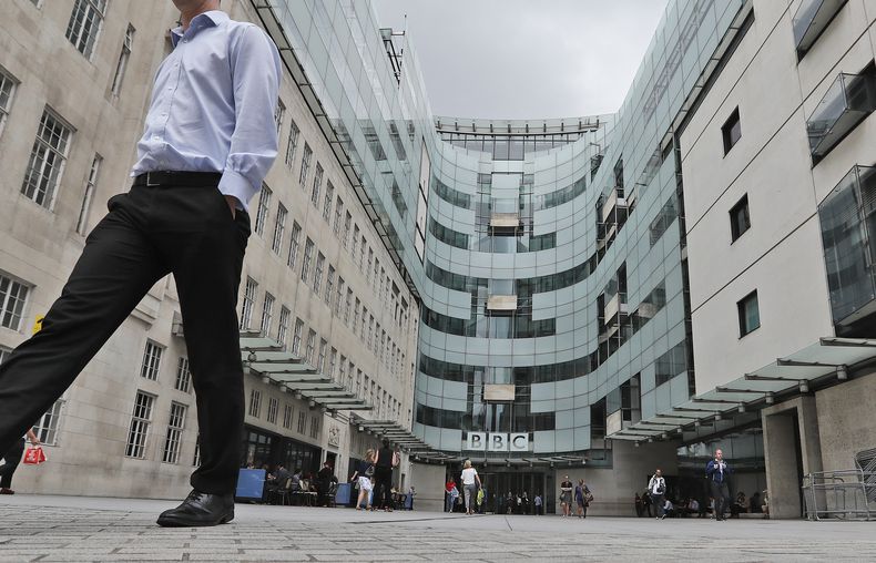Vista de la entrada principal de las oficinas de la BBC, en Londres, el 19 de julio de 2017. (Foto AP/Frank Augstein, Archivo)