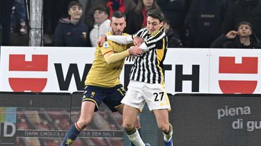 Andrea Cambiasso (derecho) de la Juventus, y Mattia Bani (izquierda) del Genoa disputan el balón durante el partido de la Liga Italiana en el estadio Luigi Ferraris en Genoa, Italia, el viernes 15 de diciembre de 2023. (Tano Pecoraro/LaPresse via AP)