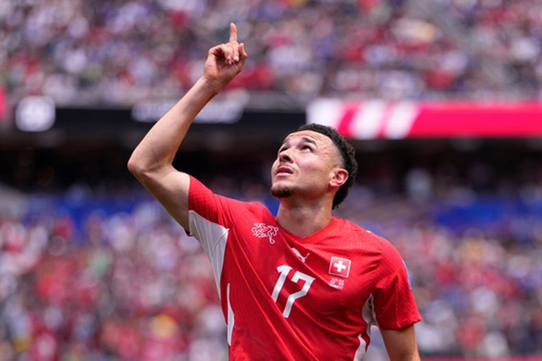 El suizo Rubén Vargas celebra después de anotar el segundo gol de su equipo ante Bosnia y Herzegovina en el partido por el Grupo B del Mundial, el jueves 18 de junio de 2026, en Inglewood, California. (AP Foto/Mark J. Terrill)