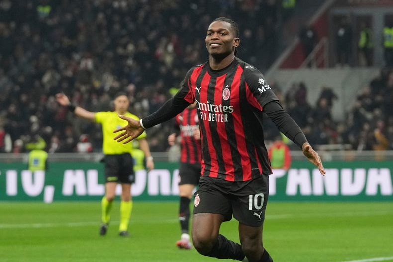 Rafael Leão, de AC Milan, celebra después de anotar el gol inaugural durante el juego de fútbol de la Serie A entre AC Milan y Lazio, en Milán, Italia, el sábado 29 de noviembre de 2025. (AP Photo/Antonio Calanni)