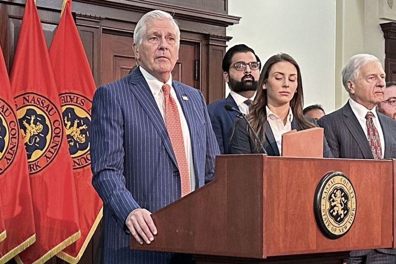 El ejecutivo del condado Nassau Bruce Blakeman en conferencia de prensa en Mineola, Nueva York, el 6 de marzo del 2024. (AP foto/Philip Marcelo)