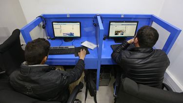 ARCHIVO - En esta imagen del 10 de febrero de 2016, afganos acceden a redes sociales en un negocio privado acceso a internet en Kabul, Afganistán. (AP Foto/Rahmat Gul, archivo)
