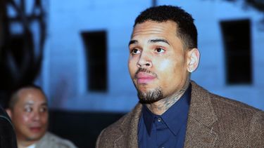 Juez ordena que Chris Brown siga en prisión