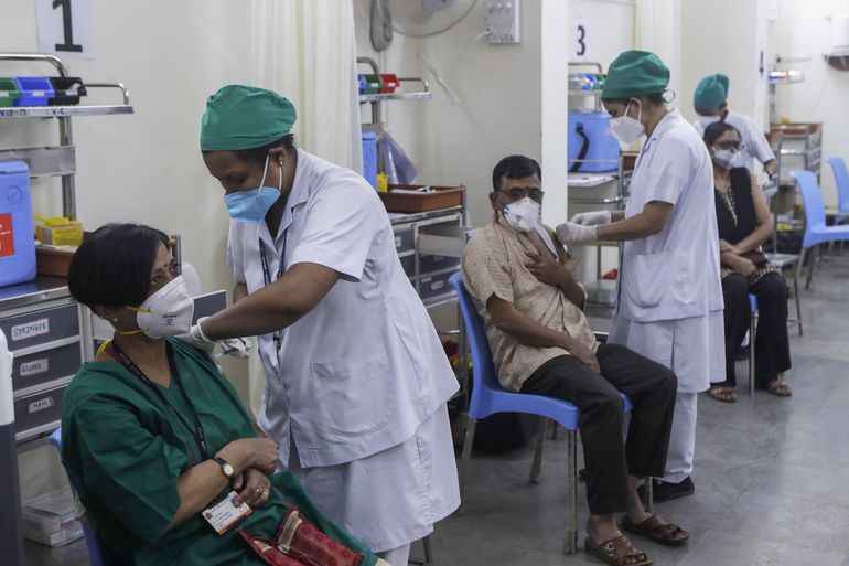 India inicia aplicación de vacuna de refuerzo contra COVID