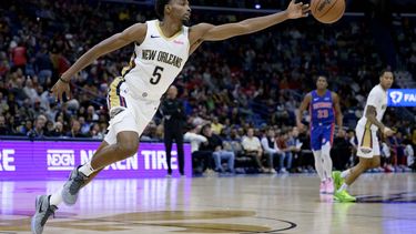 Herbert Jones, alero de los Pelicans de Nueva Orleáns, se estira en busca del balón durante el partido del jueves 2 de noviembre de 2023, ante los Pistons de Detroit (AP Foto/Matthew Hinton)