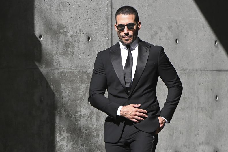 El actor español Miguel Ángel Silvestre abandona el Armani/Teatro en Milán, en el norte de Italia, después de rendir homenaje al diseñador Giorgio Armani, quien falleció en Milán el jueves a los 91 años. Sábado 6 de septiembre de 2025. (Foto AP/Nicola Marfisi)