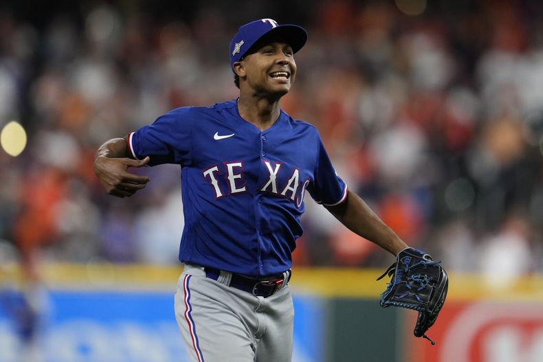 El relevista dominicano José Leclerc, de los Rangers de Texas, festeja luego de sacar el último out del primer partido de la serie por el campeonato de la Liga Americana ante los Astros de Houston, el domingo 15 de octubre de 2023, en Houston. Los Rangers ganaron 2-0 para tomar una ventaja de 1-0 en la serie. (AP Foto/Godofredo A. Vasquez)