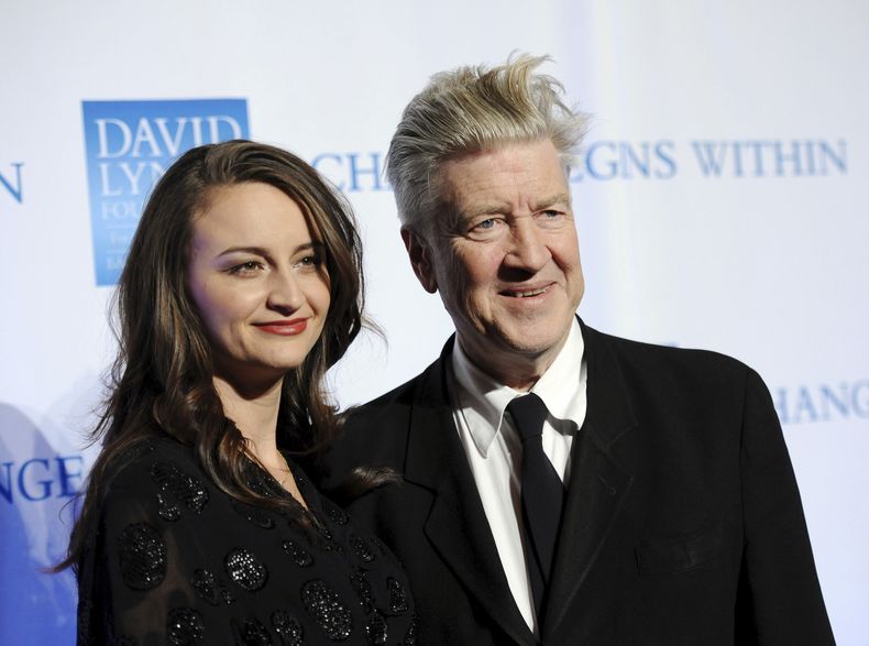 ARCHIVO - El director David Lynch y su esposa Emily asisten a la segunda celebración benéfica anual Change Begins Within, organizada por la Fundación David Lynch el 13 de diciembre de 2010 en Nueva York. (Foto AP/Evan Agostini, archivo)