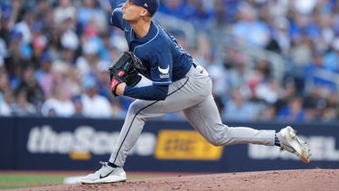 Griffin Jax, de los Rays de Tampa Bay, hace un lanzamiento ante los Azulejos de Toronto en el duelo del miércoles 22 de julio de 2026 (Nathan Denette/The Canadian Press via AP)