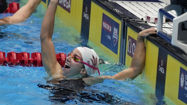 Regan Smith festeja luego de imponer el récord mundial de los 100 metros espalda, el martes 18 de junio de 2024, en el preolímpico de Estados Unidos, disputado en Indianápolis (AP Foto/Michael Conroy)