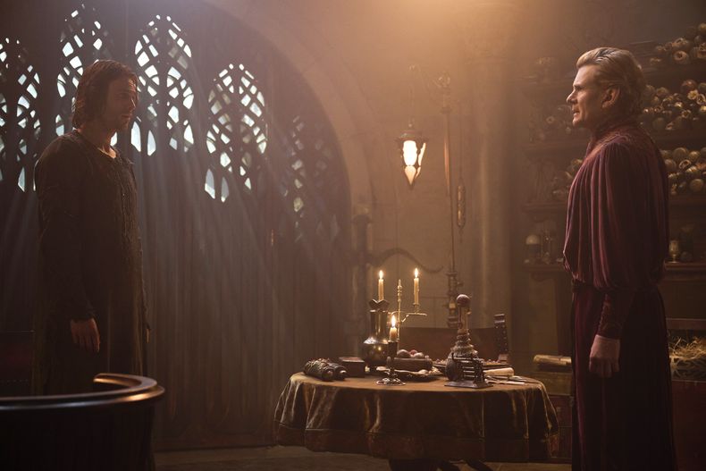 En esta imagen proporcionada por Prime Video, Charlie Vickers, izquierda, y Charles Edwards en una escena de The Lord of The Rings: The Rings of Power. (Ben Rothstein/Prime Video via AP)