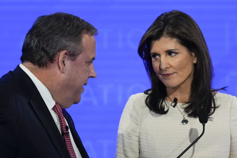 Los aspirantes a la nominación de candidato a la presidencia por el Partido Republicano Chris Christie (izquierda) y Nikki Haley, durante un descanso publicitario en un debate organizado por NewsNation, el 6 de diciembre de 2023, en el Moody Music Hall de la Universidad de Alabama, en Tuscaloosa, Alabama. (AP Foto/Gerald Herbert)
