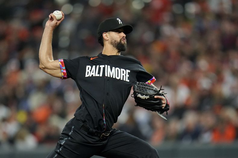 ARCHIVO - Foto del 29 de septiembre del 2023, el relevista de los Orioles de Baltimore, el puertorriqueño Jorge López lanza en la octava entrada ante los Medias Rojas de Boston. El jueves 14 de diciembre del 2023, López firma por un año con los Mets. (AP Foto/Julio Cortez, Archivo)