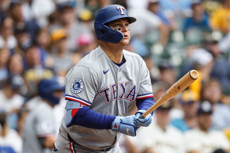 ARCHIVO - Foto del 30 de agosto del 2026, Joc Pederson de los Rangers de Texas observa su jonrón en la sexta entrada ante los Cerveceros de Milwaukee. (AP Foto/Jeffrey Phelps, Archivo)