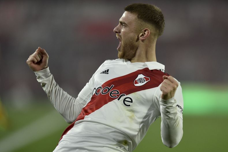 Lucas Beltrán, de River Plate, festeja tras anotar el primer tanto del partido ante Estudiantes, el sábado 15 de julio de 2023, en Buenos Aires (AP Foto/Gustavo Garello)