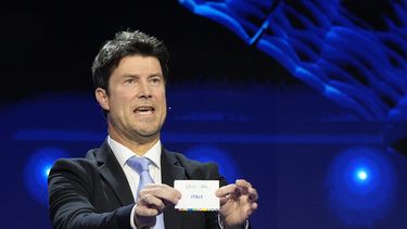 El exjugador de fútbol Brian Laudrup sostiene el papel con el nombre de Italia durante el sorteo para el Campeonato Europeo 2024 en Hamburgo, Alemania el sábado 2 de diciembre del 2023.(AP Foto/Martin Meissner)