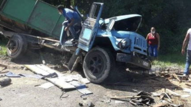 dos muertos en santiago de cuba tras choque entre camiones de uso militar