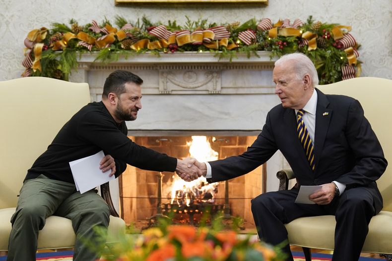 El presidente ucraniano Volodymyr Zelenskyy (izquierda) estrecha la mano de su homólogo estadounidense Joe Biden durante una reunión en la Oficina Oval de la Casa Blanca, en Washington, el martes 12 de diciembre de 2023. (AP Foto/Evan Vucci)