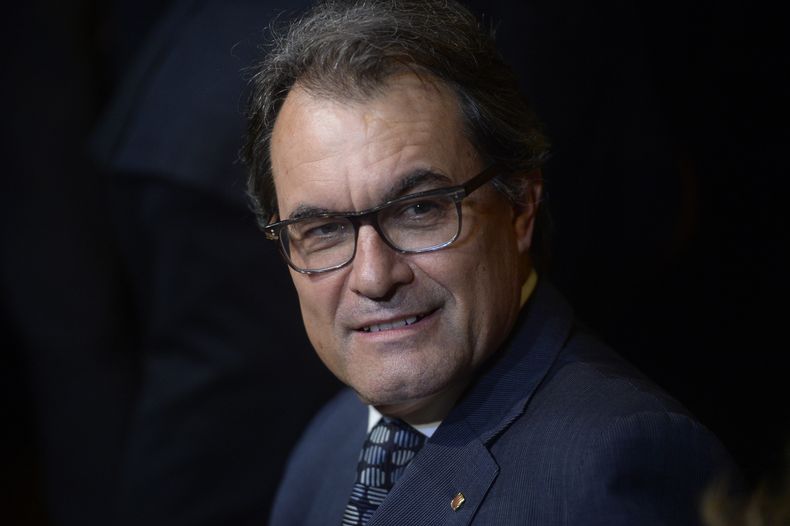 El presidente de la Generalitat catalana, Artur Mas, durante el estreno de "The Last Match", un documental sobre el legado de la leyenda del f&uacute;tbol Johan Cruyff en Catalu&ntilde;a, Espa&ntilde;a, el 3 de noviembre de 2014. (AP Foto/Manu F