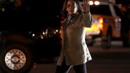 La candidata demócrata a la vicepresidencia Kamala Harris saluda a su llegada a San Francisco, el viernes 27 de septiembre de 2024. (AP Foto/Jeff Chiu)