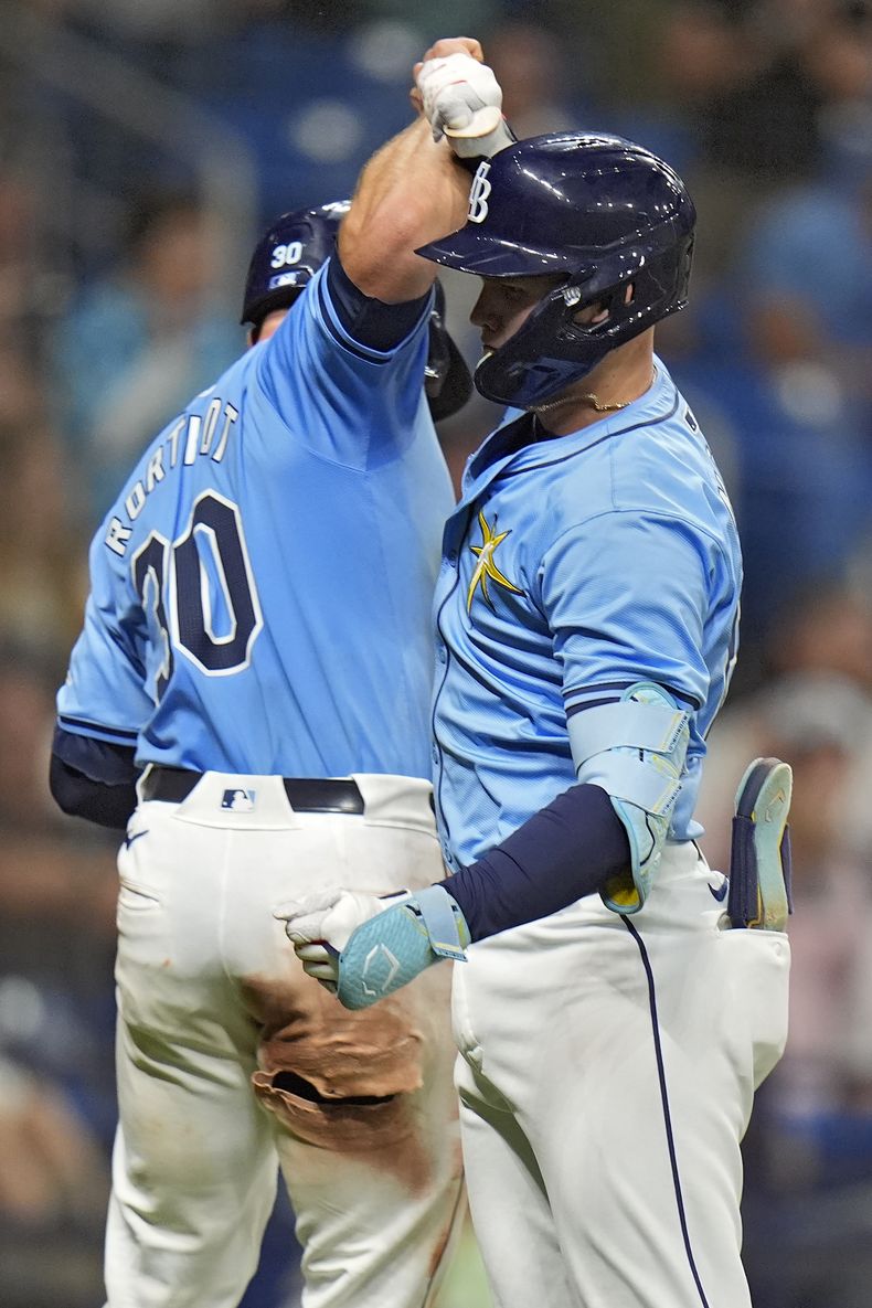 Curtis Mead, derecha, de los Rays de Tampa Bay, celebra con Ben Rortvedt después de que Mead bateara jonrón de dos carreras contra el relevista de los Tigres de Detroit, Will Vest, en la sexta entrada del juego de béisbol, el miércoles 24 de abril de 2024, en San Petersburgo, Florida. (AP Foto/Chris OMeara)