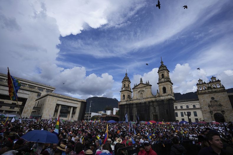 La gente se reúne en la Plaza Bolívar mientras el presidente de Colombia, Gustavo Petro, pronuncia un discurso sobre sus reformas en Bogotá, Colombia, el miércoles 27 de septiembre de 2023. (AP Foto/Fernando Vergara)