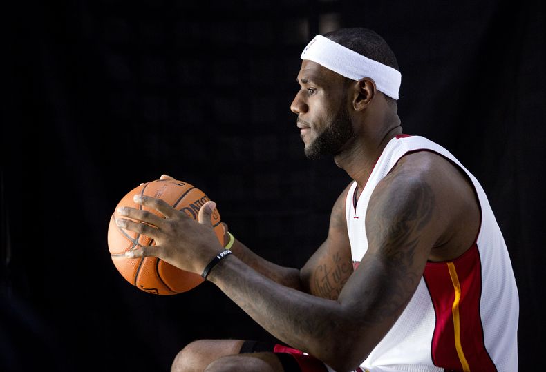 El jugador del Heat de Miami, LeBron James, posa para una foto el lunes, 30 de septiembre de 2013, en Miami. (AP Photo/J Pat Carter)
