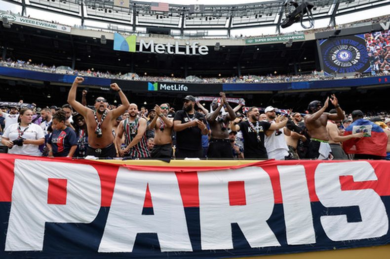ARCHIVO - Hinchas del Paris Saint-Germain previo a la final del Mundial de Clubes contra Chelsea, el 13 de julio de 2025, en East Rutherford, Nueva Jersey. (AP Foto/Adam Hunger)