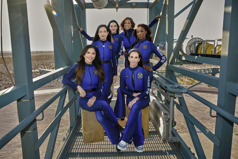 En imagen proporcionada por Blue Origin se muestra, en primera fila, sentadas, de izquierda a derecha: Lauren Sanchez y Kerianne Flynn y de pie, detrás, de izquierda a derecha: Amanda Nguyen, Katy Perry, Gayle King y Aisha Bowe, en el oeste de Texas. (Blue Origin vía AP)