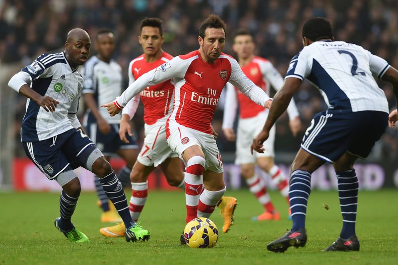 El futbolista de Arsenal Santi Cazorla, centro, durante un encuentro contra West Bromwich Albion en Birmingham el 29 de noviembre del 2014. Arsenal gan&oacute; 1-0. (AP Foto/Tim Ireland)