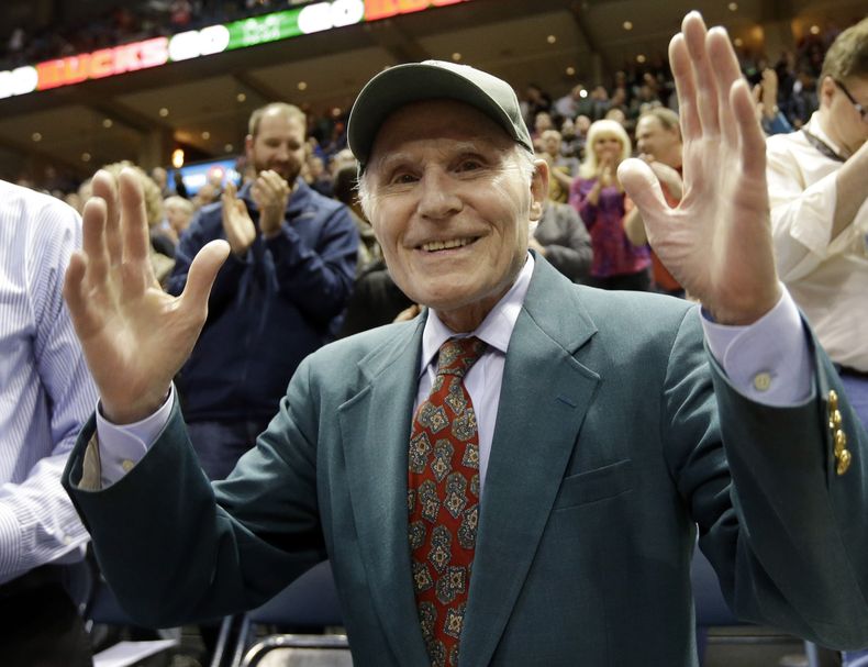 ARCHIVO - Herb Kohl, dueño de los Bucks de Milwaukee, recibe el aplauso de los aficionados durante un partido ante los Hawks de Atlanta, el 16 de abril de 2014 (AP Foto/Morry Gash, ARCHIVO)