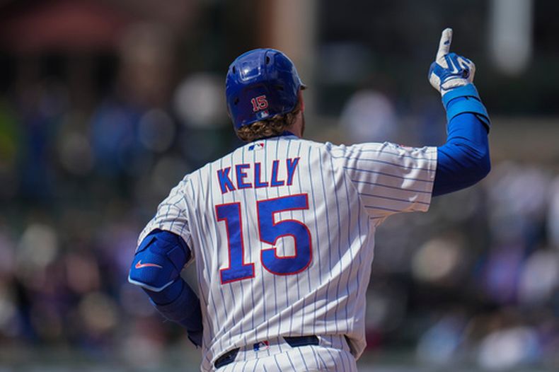 Carson Kelly (15), de los Cachorros de Chicago, recorre las bases tras conectar un jonrón de tres carreras durante la sexta entrada de un partido de béisbol contra los Mets de Nueva York, el sábado 18 de abril de 2026, en Chicago. (AP Foto/Erin Hooley)