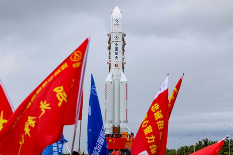 En esta fotografía difundida por la agencia de noticias Xinhua, el conjunto formado por la sonda lunar Change-7 y el cohete portador Larga Marcha-5 Y14 es trasladado en posición vertical a la zona de lanzamiento en el Centro de Lanzamiento de Naves Espaciales de Wenchang, en la provincia de Hainan (sur de China), el miércoles 19 de agosto de 2026. (Yang Guanyu/Xinhua vía AP)