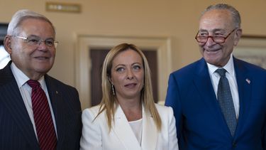 La primera ministra italiana, Giorgia Meloni; a su izquierda, el presidente de la Comisión de Relaciones Exteriores del Senado, Bob Menéndez, demócrata por Nueva Jersey, y a su derecha el líder de la mayoría en el Senado, Chuck Schumer, demócrata por Nueva York, antes de un almuerzo en el Capitolio en Washington el 27 de julio de 2023. (Foto AP/J. Scott Applewhite)