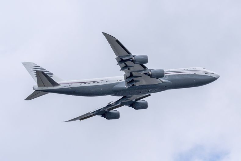 Un avión Boeing privado de 13 años de antigüedad que el presidente estadounidense Donald Trump inspeccionó para ver sus características tecnológicas y mecánicas, despega del Aeropuerto Internacional de Palm Beach en West Palm Beach, Florida, el 15 de febrero del 2025. (AP foto/Ben Curtis)