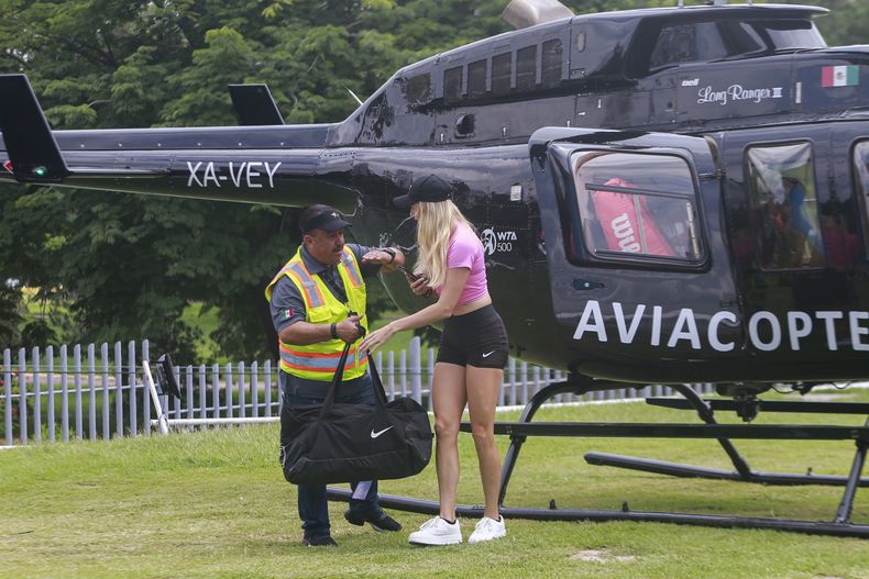 La húngara Fanny Stollar desciende de un helicóptero que la trasladó a su partido en el Abierto de Guadalajara, México, el martes 10 de septiembre de 2024 (AP Foto/Alfredo Moya)