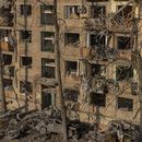 Un edificio dañado por un ataque ruso en Kiev, Ucrania, el 24 de abril del 2025. (AP foto/Alex Babenko)
