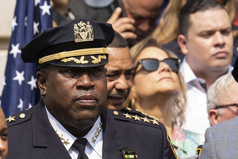 ARCHIVO – El jefe del Departamento de Policía de Nueva York, Jeffrey Maddrey, asiste a una conferencia de prensa fuera del 40mo Distrito de la institución, el 17 de julio de 2023, en Nueva York. (AP Foto/Jeenah Moon, Archivo)
