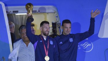 Una multitud recibe a la selección argentina tras el Mundial